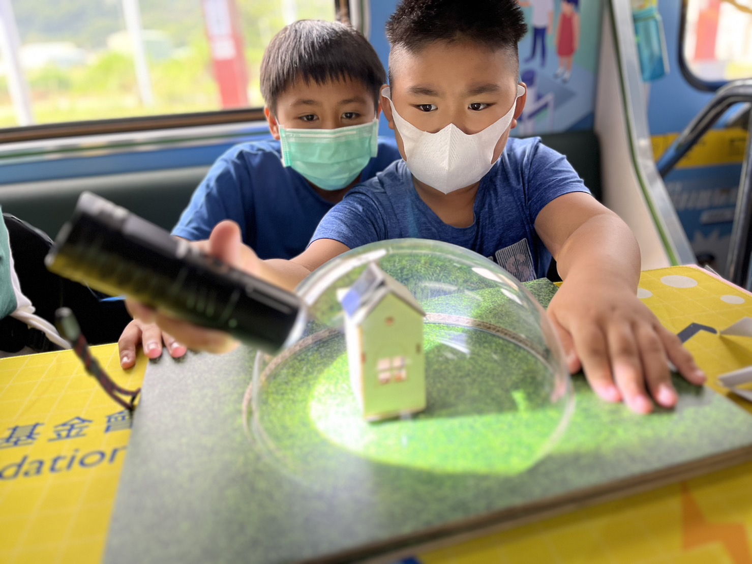 富易堂參與基礎科學主題車廂，以STEAM教學精神，設計「逐日科學家」、「太陽能工程師」以及「淨零建築師」三大能源科普課程和實驗