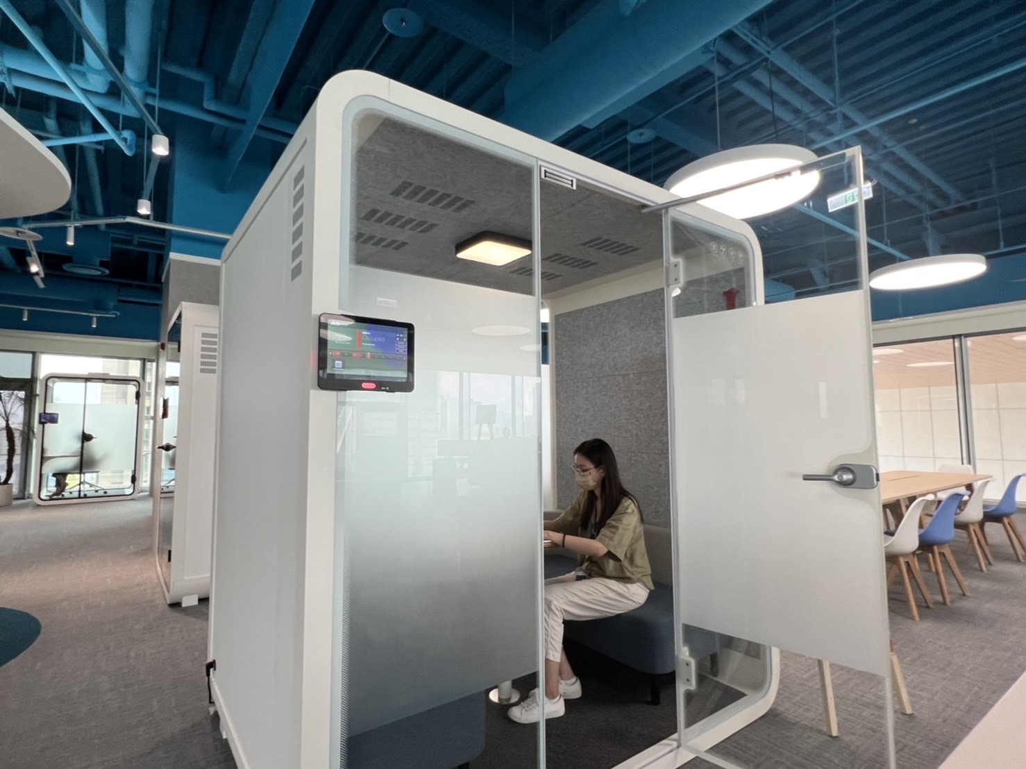 富易堂高雄據點的智慧行動辦公艙，展現富易堂在面板以外的研發應用軟實力