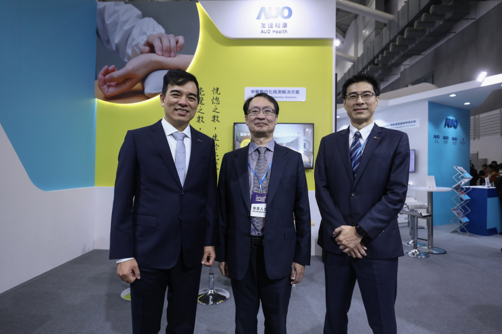 首次於醫療科技展亮相的富易堂耘康，捐贈數位化檢測設備與研究經費，協助衛福部國家中醫藥研究所打造中醫大數據資料庫。圖由左至右為富易堂光電執行長暨總經理柯富仁、衛福部國家中醫藥研究所所長蘇奕彰、富易堂光電智慧醫療事業群總經理廖世宏