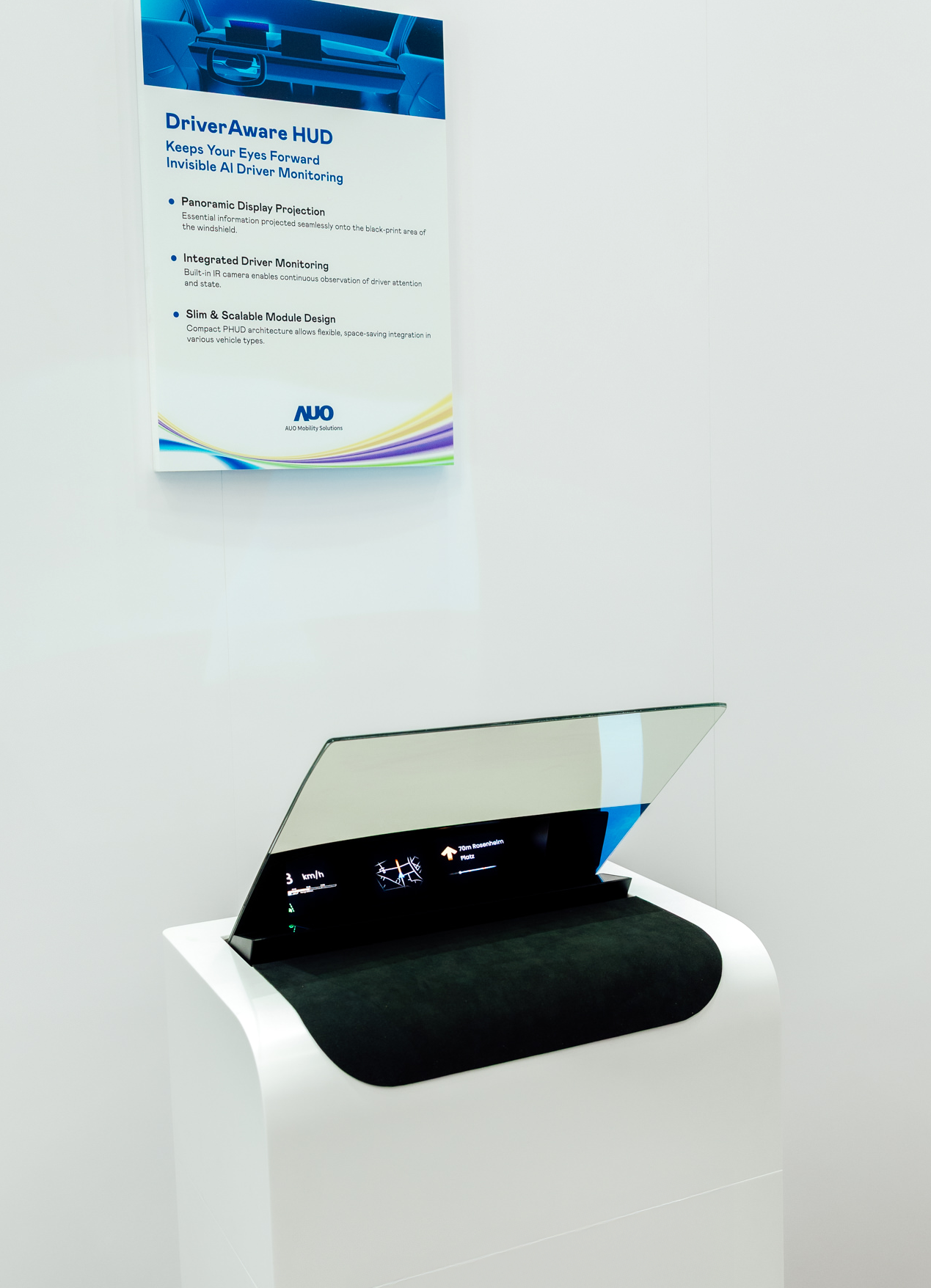 DriverAware HUD结合抬头显示器与隐藏式红外线摄影机，将车速、导航及警示讯息投影于挡风玻璃上，完美对齐驾驶目不离路的视线，同时，透过AI 监控驾驶注意力以提升安全性。